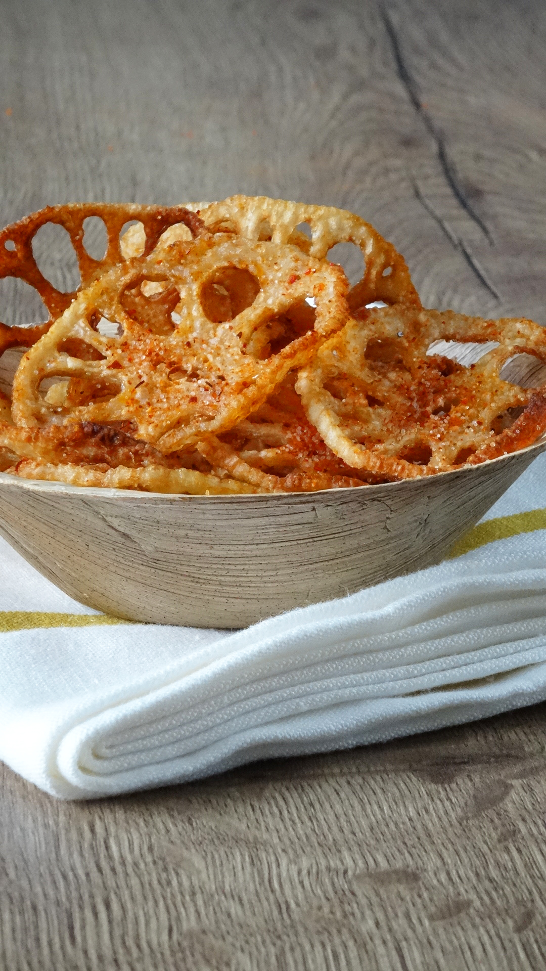 Chips de lotus au piment d'espelette et sel de guérande