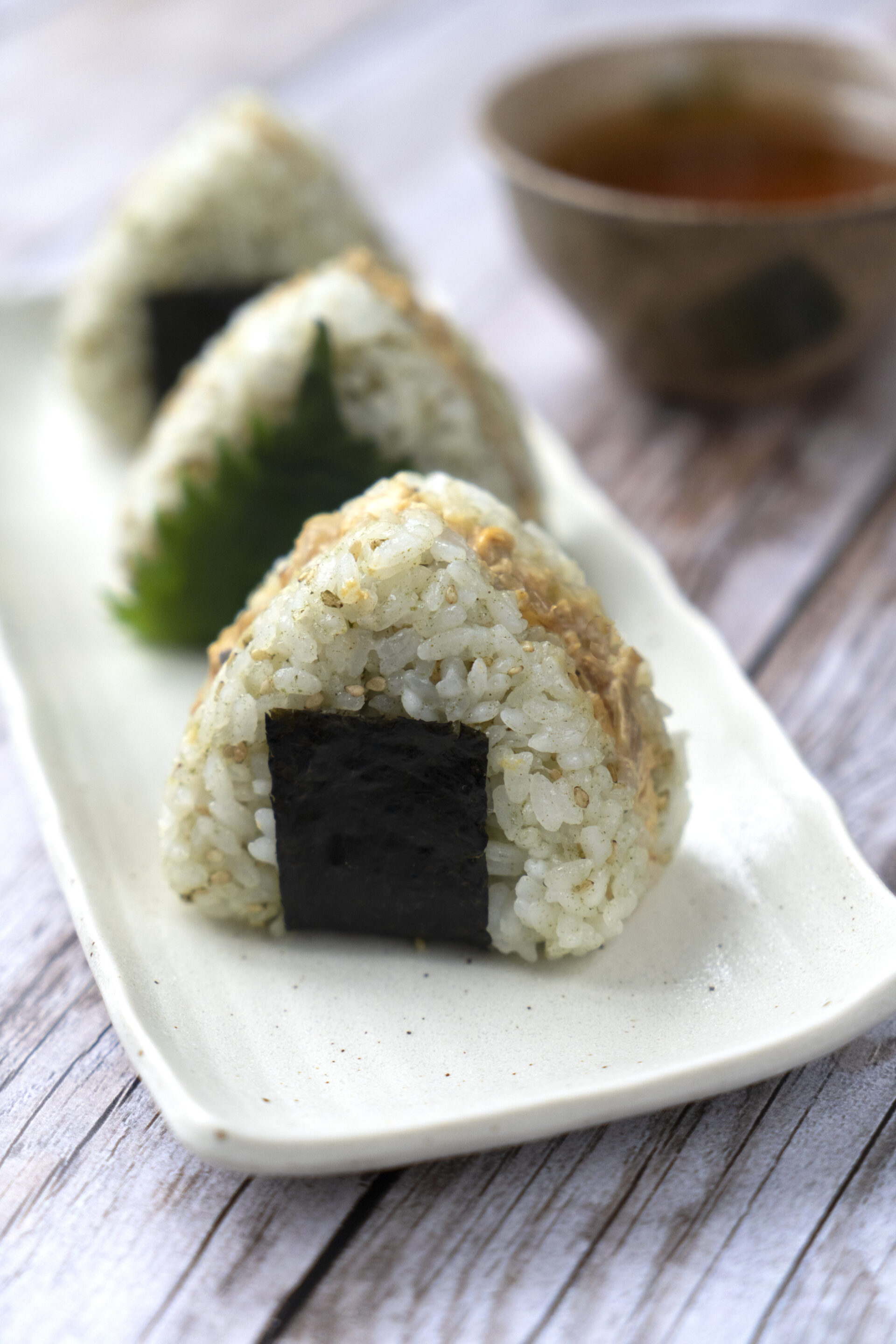 Onigiri, poulet roti à la moutarde et gomasio