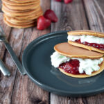 Dorayaki au confit de fraises et chantilly au shiso vert