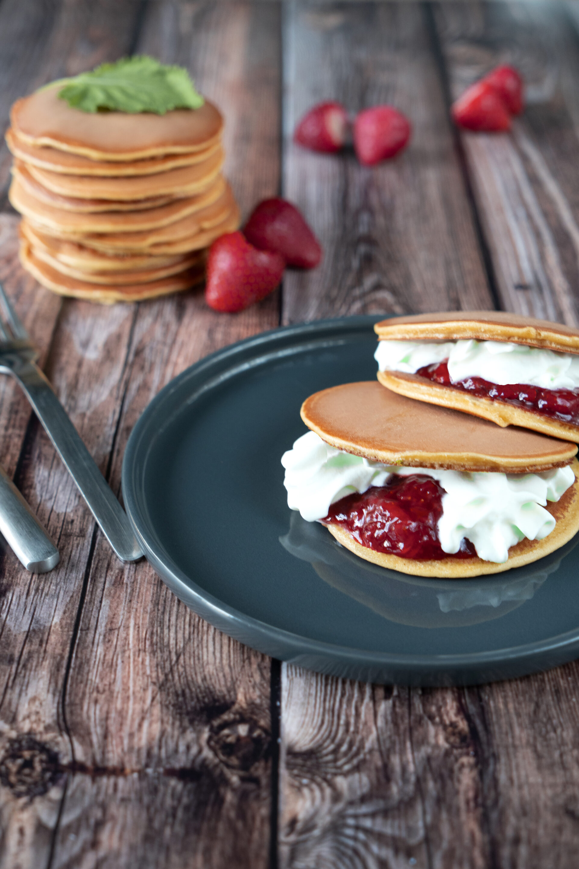 Dorayaki au confit de fraises et chantilly au shiso vert