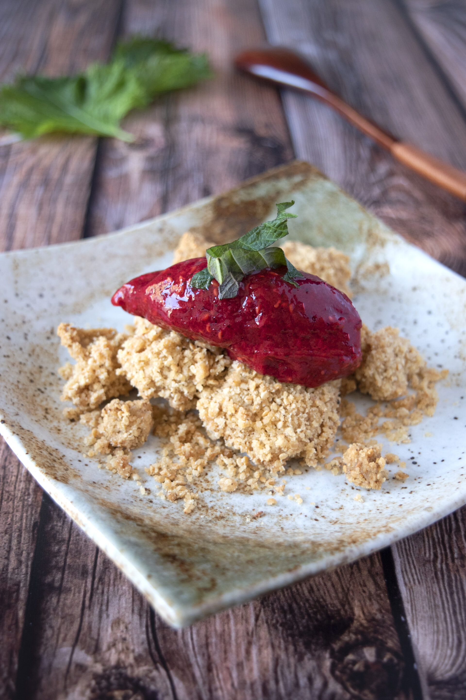 Crumble sesame et sorbet framboise au shiso